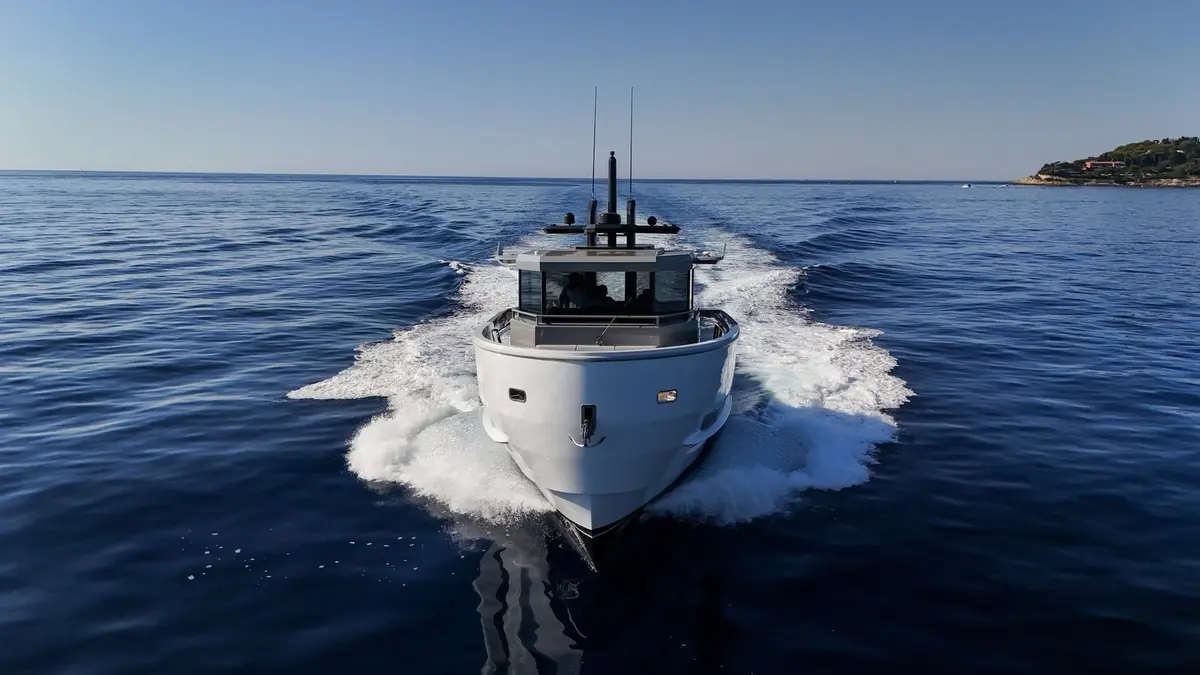 Arcadia Sherpa 60, cabine principale — Saint Tropez Yacht Rental, Saint-Tropez. Arcadia Sherpa 60 — 18.7m