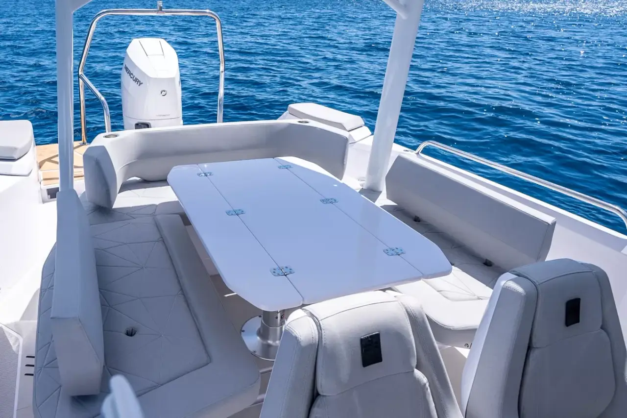 Axopar 28, pont arrière — Saint Tropez Yacht Rental, Saint-Tropez. Axopar 28 — 30m