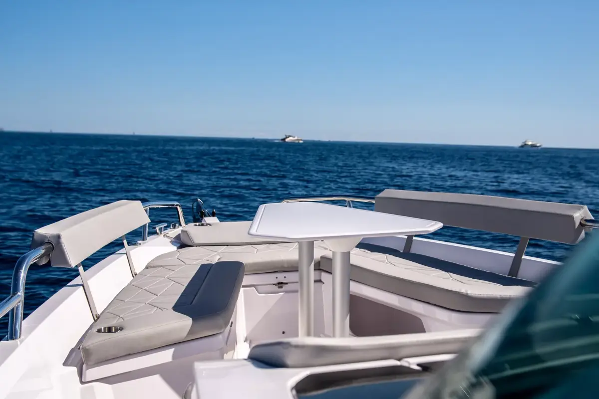 Axopar 28, salon — Saint Tropez Yacht Rental, Saint-Tropez. Axopar 28 — 30m