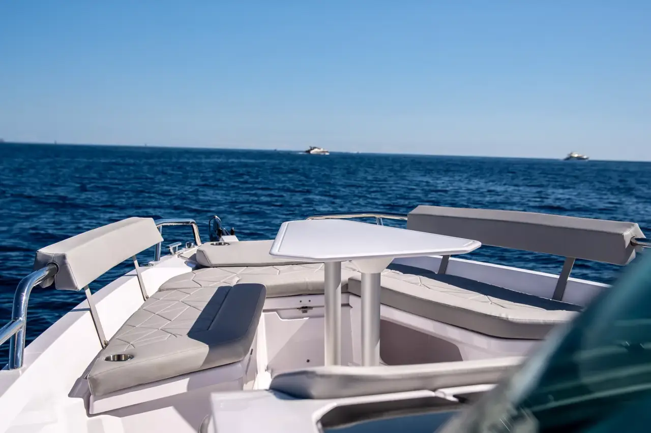 Axopar 28, salon — Saint Tropez Yacht Rental, Saint-Tropez. Axopar 28 — 30m