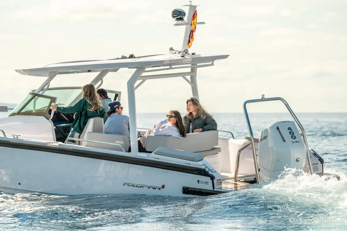 Axopar 28, cabine principale — Saint Tropez Yacht Rental, Saint-Tropez. Axopar 28 — 30m
