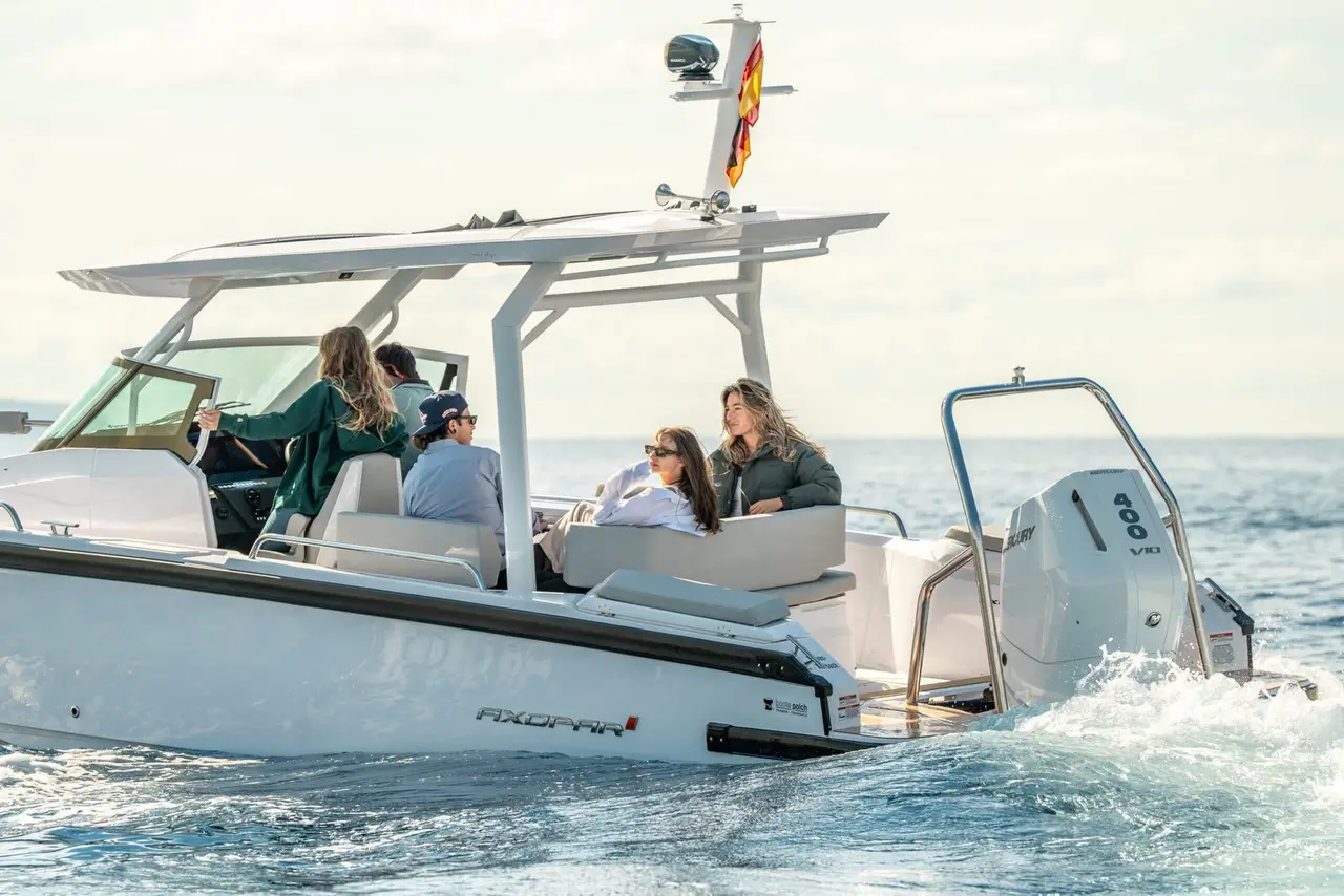 Axopar 28, cabine principale — Saint Tropez Yacht Rental, Saint-Tropez. Axopar 28 — 30m