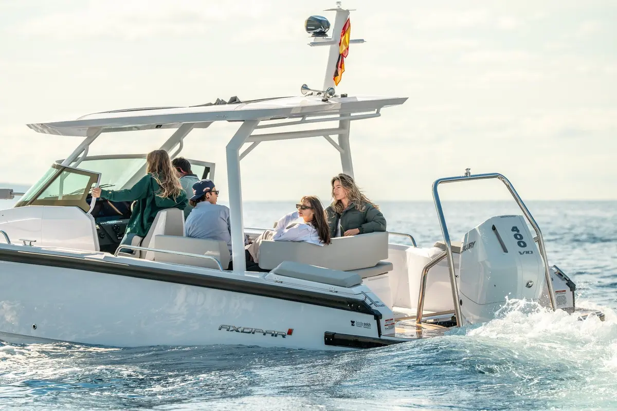 Axopar 28, flybridge — Saint Tropez Yacht Rental, Saint-Tropez. Axopar 28 — 30m