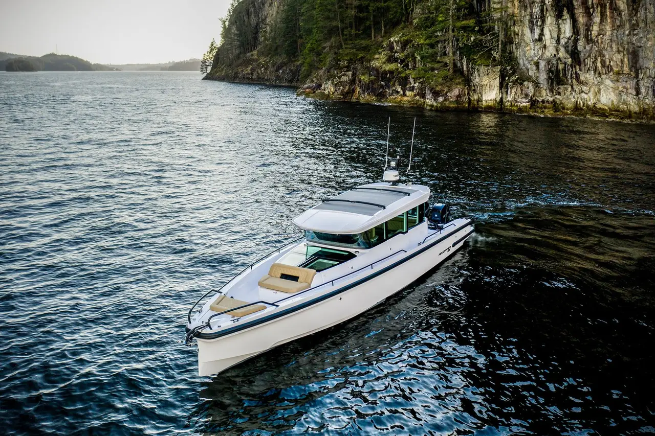 Axopar 37, pont arrière — Saint Tropez Yacht Rental, Saint-Tropez. Axopar 37 — 11.5m