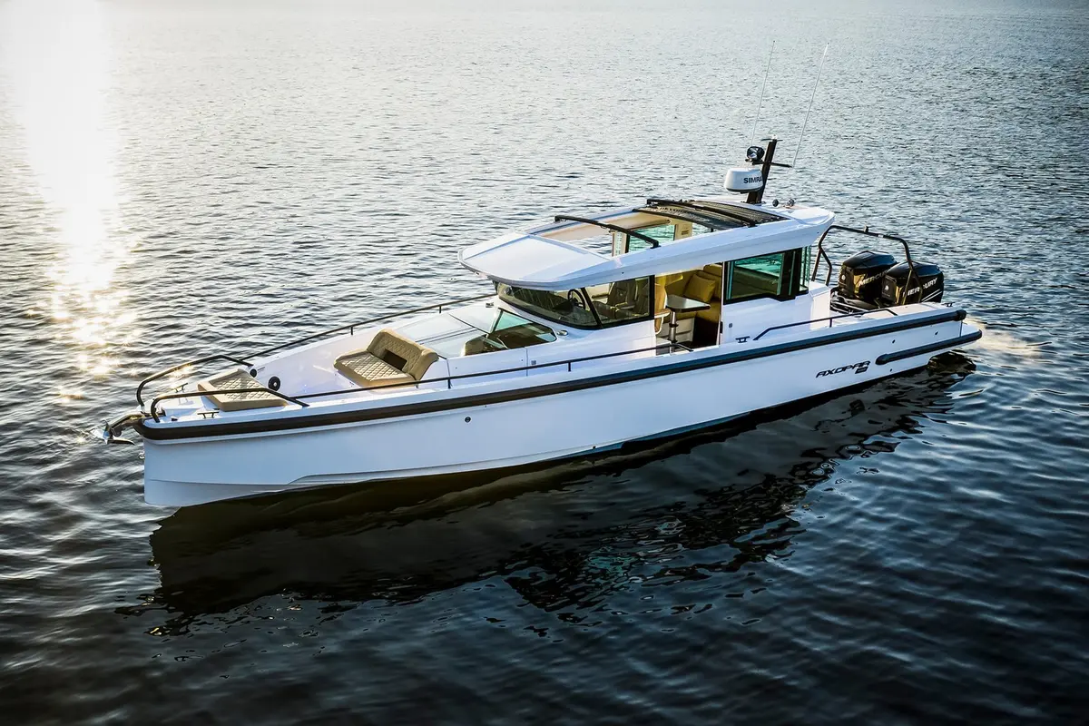 Axopar 37, salon — Saint Tropez Yacht Rental, Saint-Tropez. Axopar 37 — 11.5m