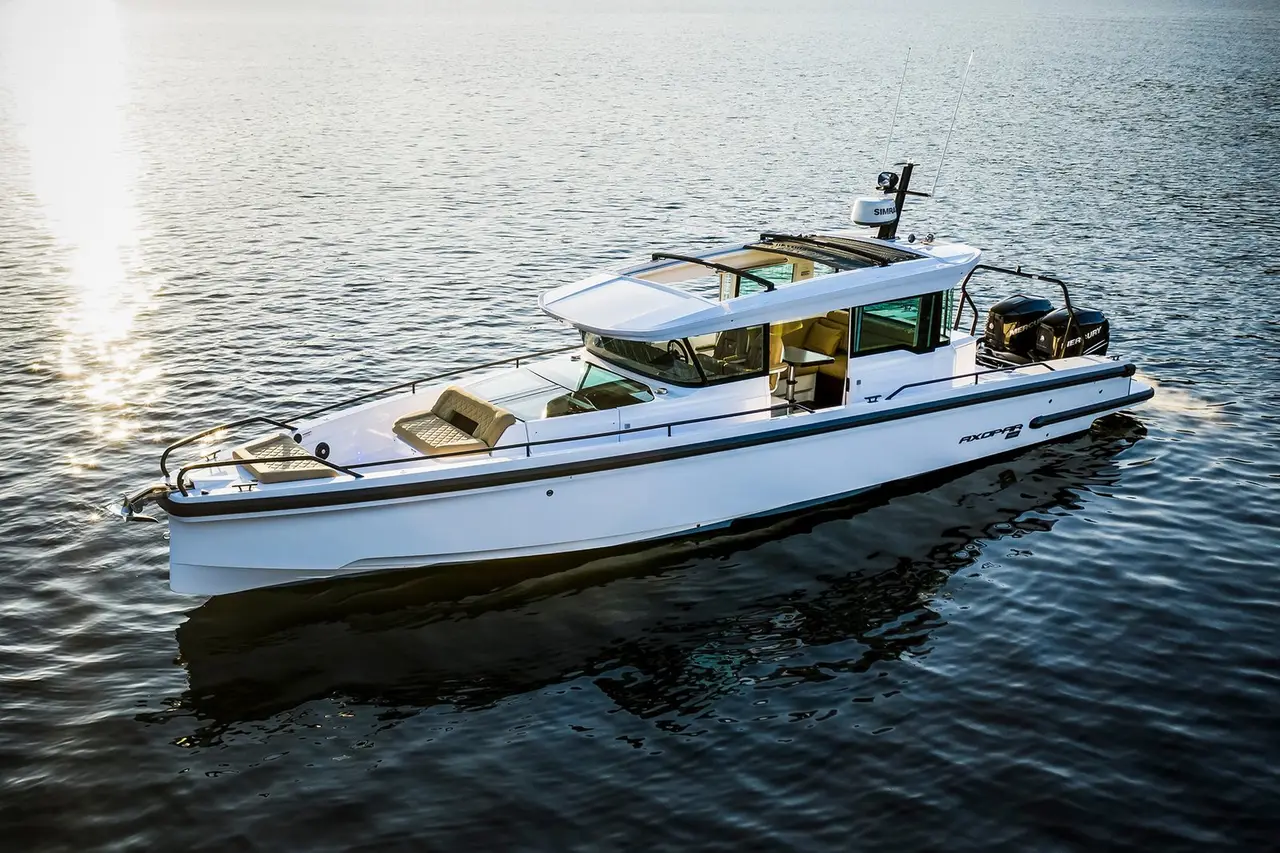 Axopar 37, salon — Saint Tropez Yacht Rental, Saint-Tropez. Axopar 37 — 11.5m
