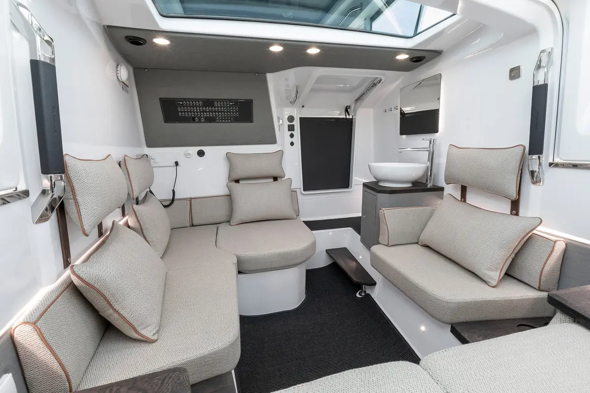Axopar 37, cabine principale — Saint Tropez Yacht Rental, Saint-Tropez. Axopar 37 — 11.5m