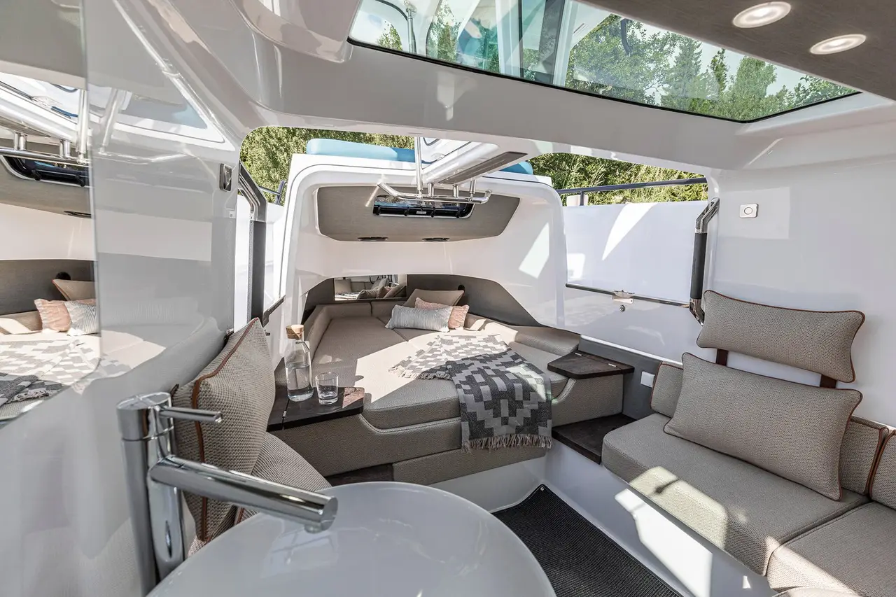 Axopar 37, extérieur — Saint Tropez Yacht Rental, Saint-Tropez. Axopar 37 — 11.5m