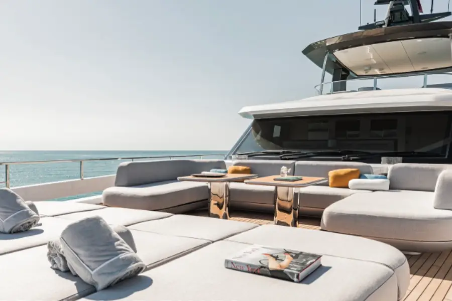 Azimut 116, pont principal — Saint Tropez Yacht Rental, Saint-Tropez. Azimut 116 — 36m