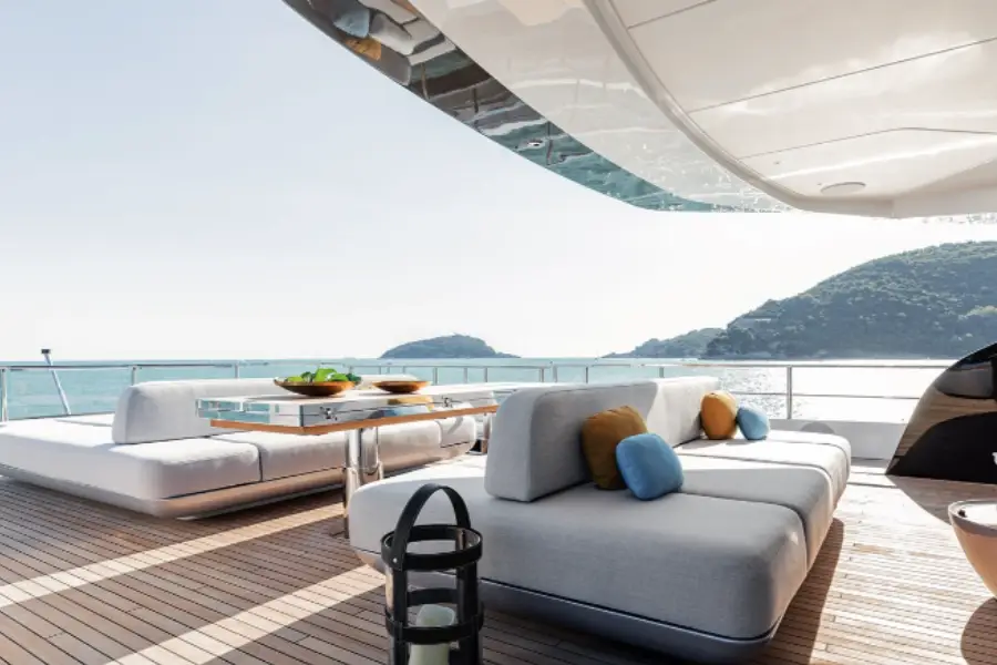 Azimut 116, pont arrière — Saint Tropez Yacht Rental, Saint-Tropez. Azimut 116 — 36m