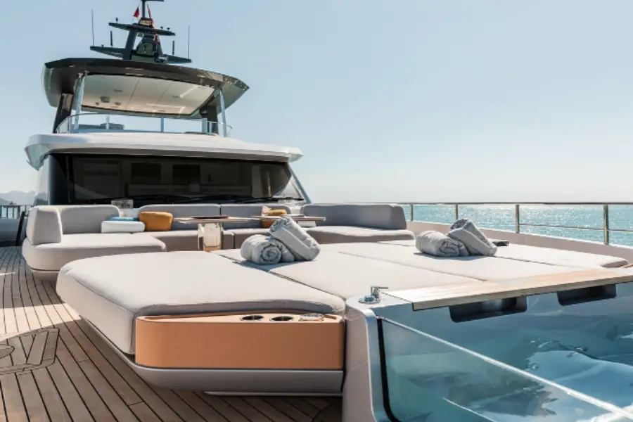 Azimut 116, cabine principale — Saint Tropez Yacht Rental, Saint-Tropez. Azimut 116 — 36m
