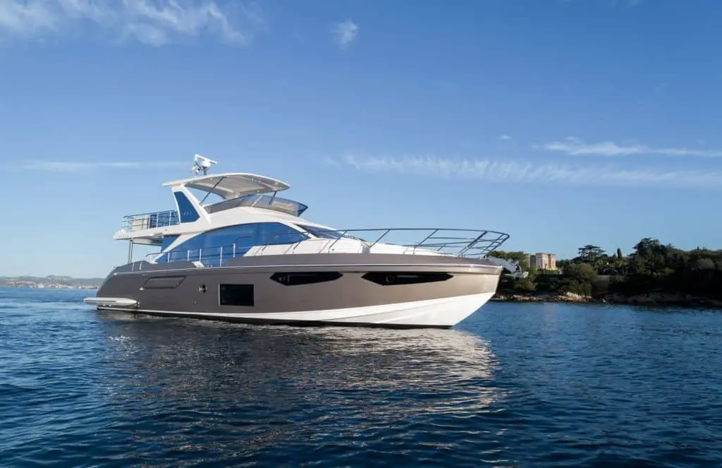 Azimut 60 Fly, extérieur — Saint Tropez Yacht Rental, Saint-Tropez. Azimut 60 Fly — 20m