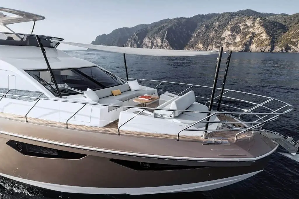 Azimut 60 Fly, pont principal — Saint Tropez Yacht Rental, Saint-Tropez. Azimut 60 Fly — 20m