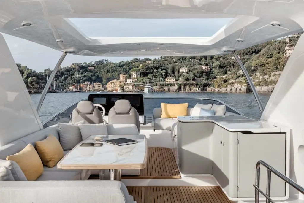 Azimut 60 Fly, salon — Saint Tropez Yacht Rental, Saint-Tropez. Azimut 60 Fly — 20m