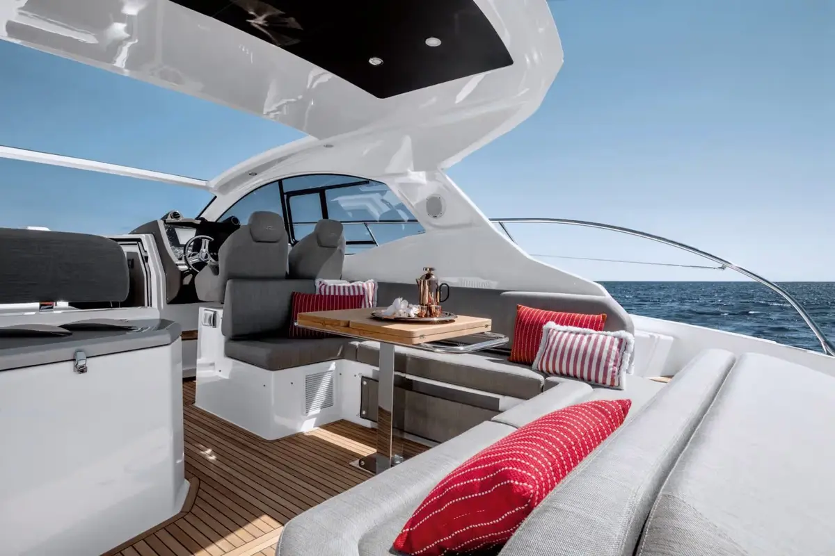 Azimut 45, extérieur — Saint Tropez Yacht Rental, Saint-Tropez. Azimut 45 — 13.7m