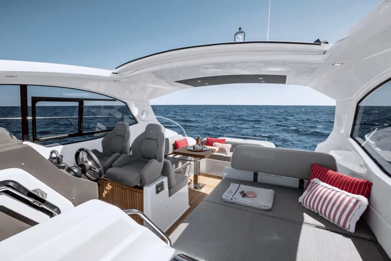 Azimut 45, pont principal — Saint Tropez Yacht Rental, Saint-Tropez. Azimut 45 — 13.7m