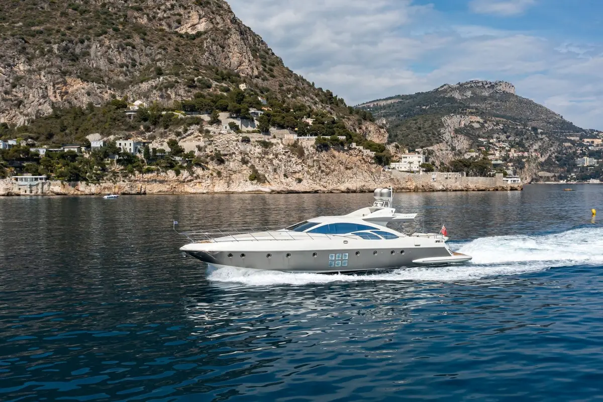 Azimut 86, pont principal — Saint Tropez Yacht Rental, Saint-Tropez. Azimut 86 — 26m