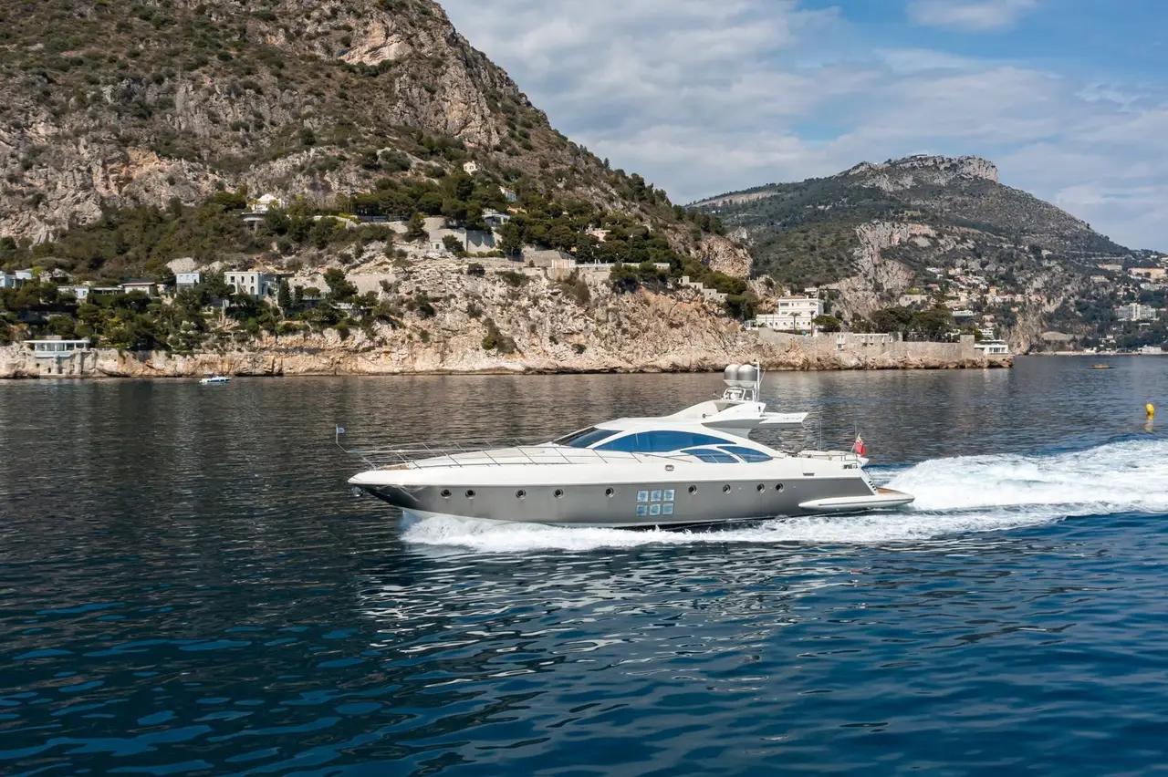 Azimut 86, pont principal — Saint Tropez Yacht Rental, Saint-Tropez. Azimut 86 — 26m