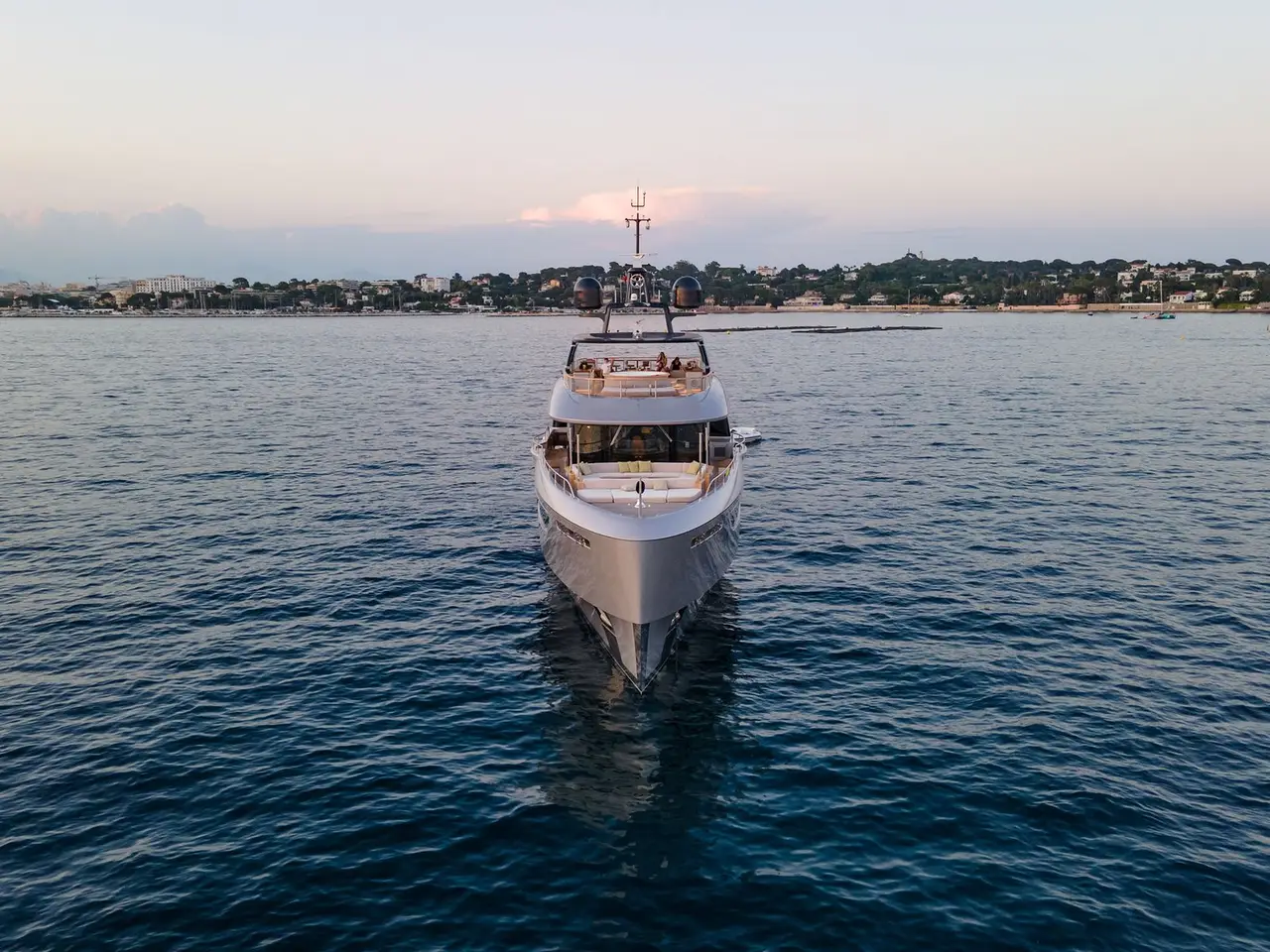 Oasis 40, pont principal — Saint Tropez Yacht Rental, Saint-Tropez. Oasis 40 — 40m