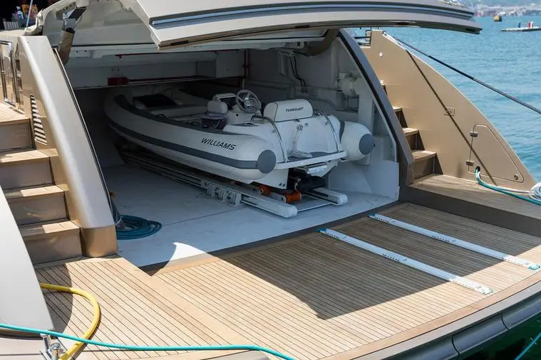 Cerri 102’ Flying Sport, salon — Saint Tropez Yacht Rental, Saint-Tropez. Cerri 102’ Flying Sport — 31m