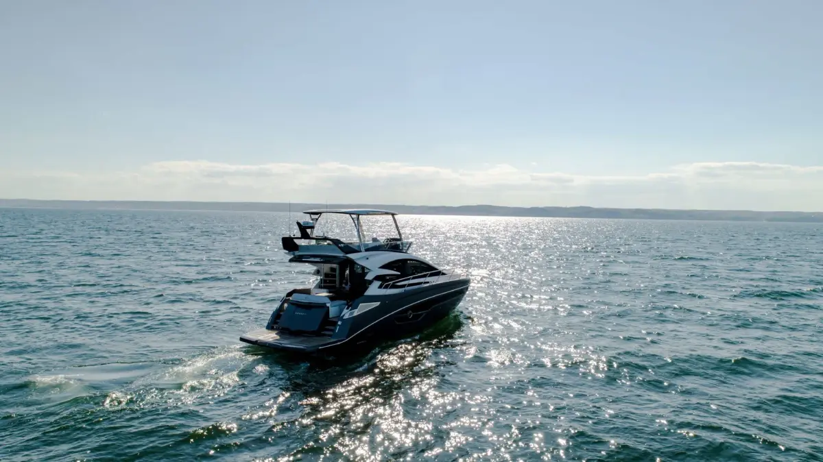 Cobrey 50 FLY, pont principal — Saint Tropez Yacht Rental, Saint-Tropez. Cobrey 50 FLY — 16m