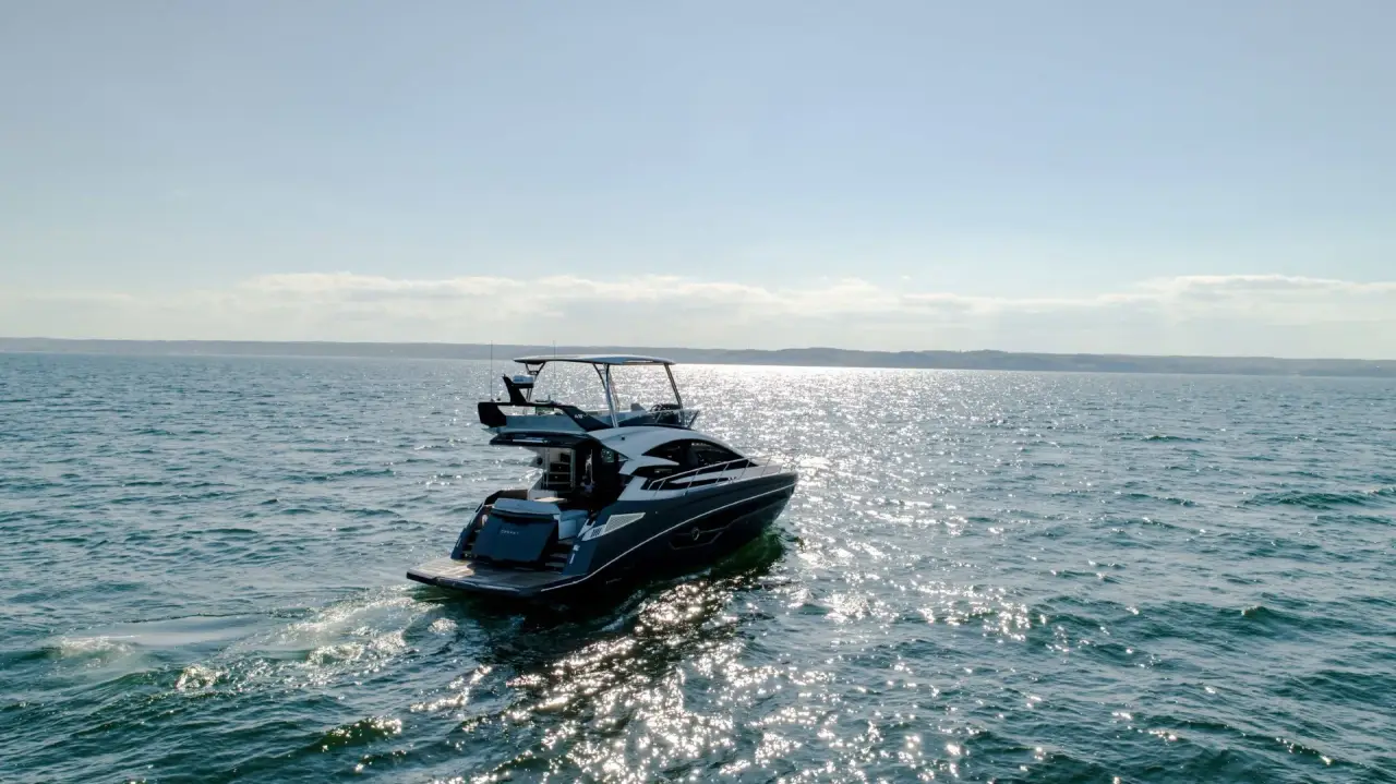Cobrey 50 FLY, pont principal — Saint Tropez Yacht Rental, Saint-Tropez. Cobrey 50 FLY — 16m