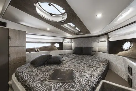 Cranchi M44 HT, pont principal — Saint Tropez Yacht Rental, Saint-Tropez. Cranchi M44 HT — 14m