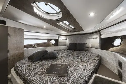 Cranchi M44 HT, pont principal — Saint Tropez Yacht Rental, Saint-Tropez. Cranchi M44 HT — 14m