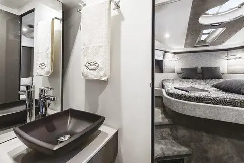Cranchi M44 HT, cabine principale — Saint Tropez Yacht Rental, Saint-Tropez. Cranchi M44 HT — 14m