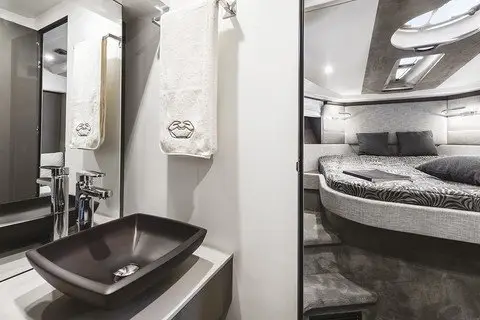 Cranchi M44 HT, cabine principale — Saint Tropez Yacht Rental, Saint-Tropez. Cranchi M44 HT — 14m