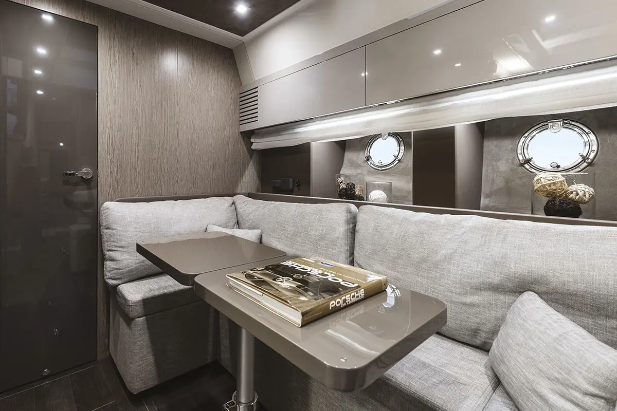 Cranchi M44 HT, extérieur — Saint Tropez Yacht Rental, Saint-Tropez. Cranchi M44 HT — 14m