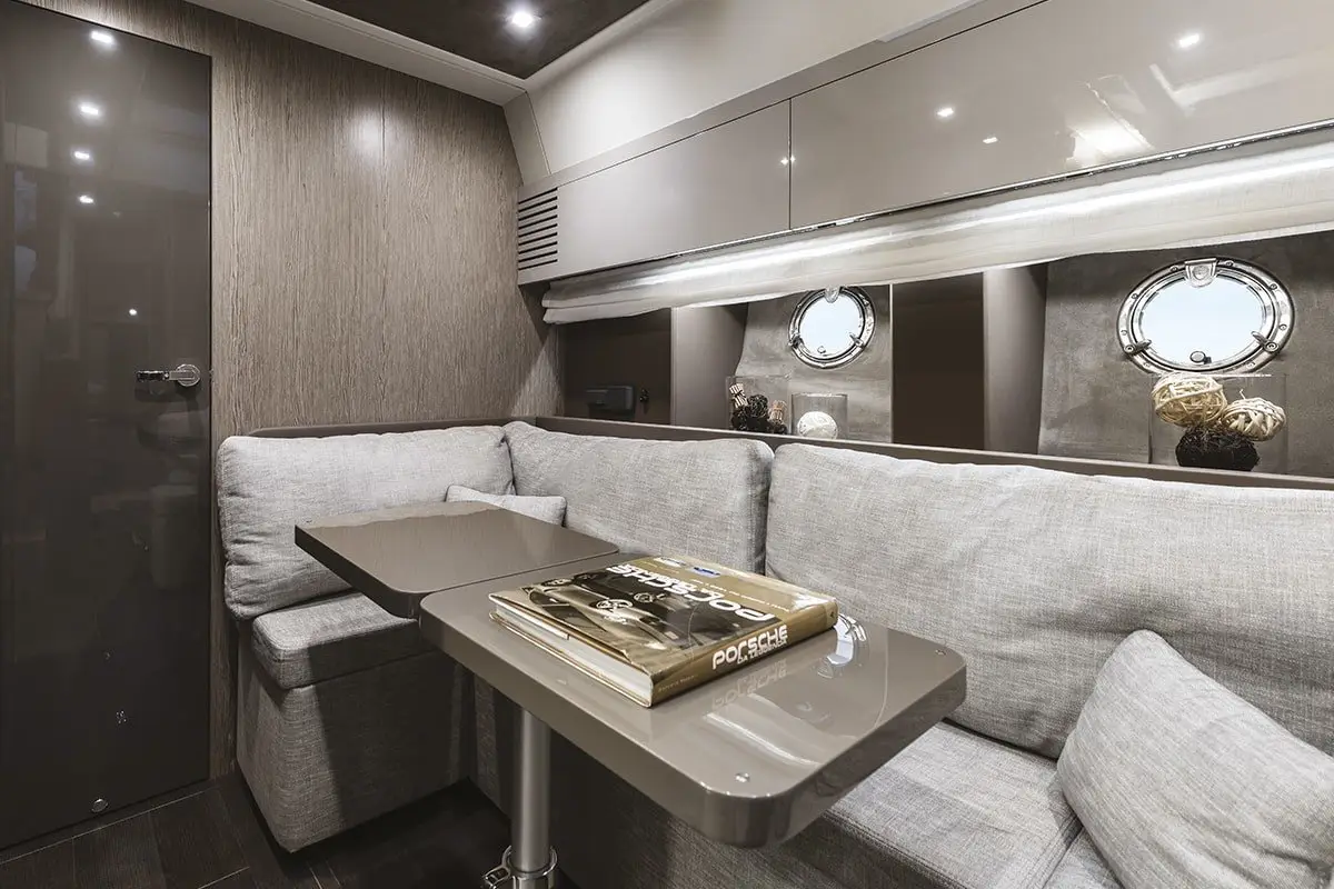 Cranchi M44 HT, extérieur — Saint Tropez Yacht Rental, Saint-Tropez. Cranchi M44 HT — 14m