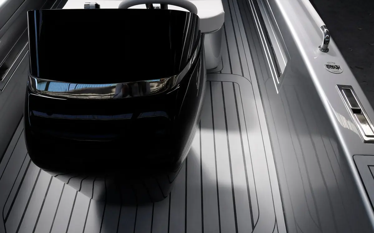 Dariel 7.5m, pont principal — Saint Tropez Yacht Rental, Saint-Tropez. Dariel 7.5m — 7.5m