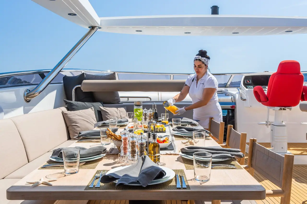 Dariel 7.5m, flybridge — Saint Tropez Yacht Rental, Saint-Tropez. Dariel 7.5m — 7.5m