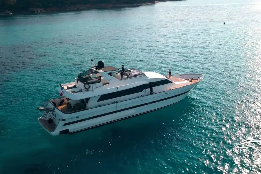 Falcon 80S, pont principal — Saint Tropez Yacht Rental, Saint-Tropez. Falcon 80S — 24m