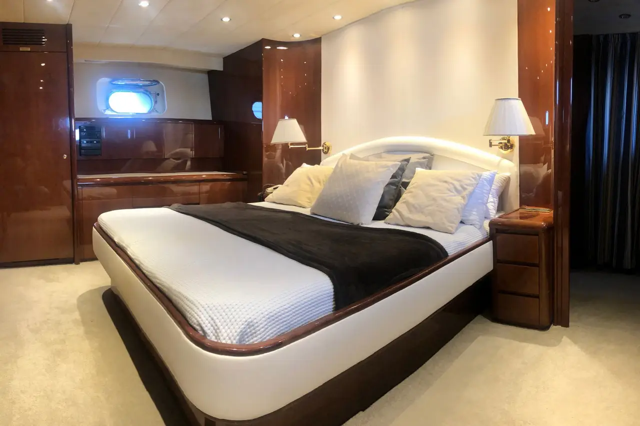 Falcon 80S, salon — Saint Tropez Yacht Rental, Saint-Tropez. Falcon 80S — 24m