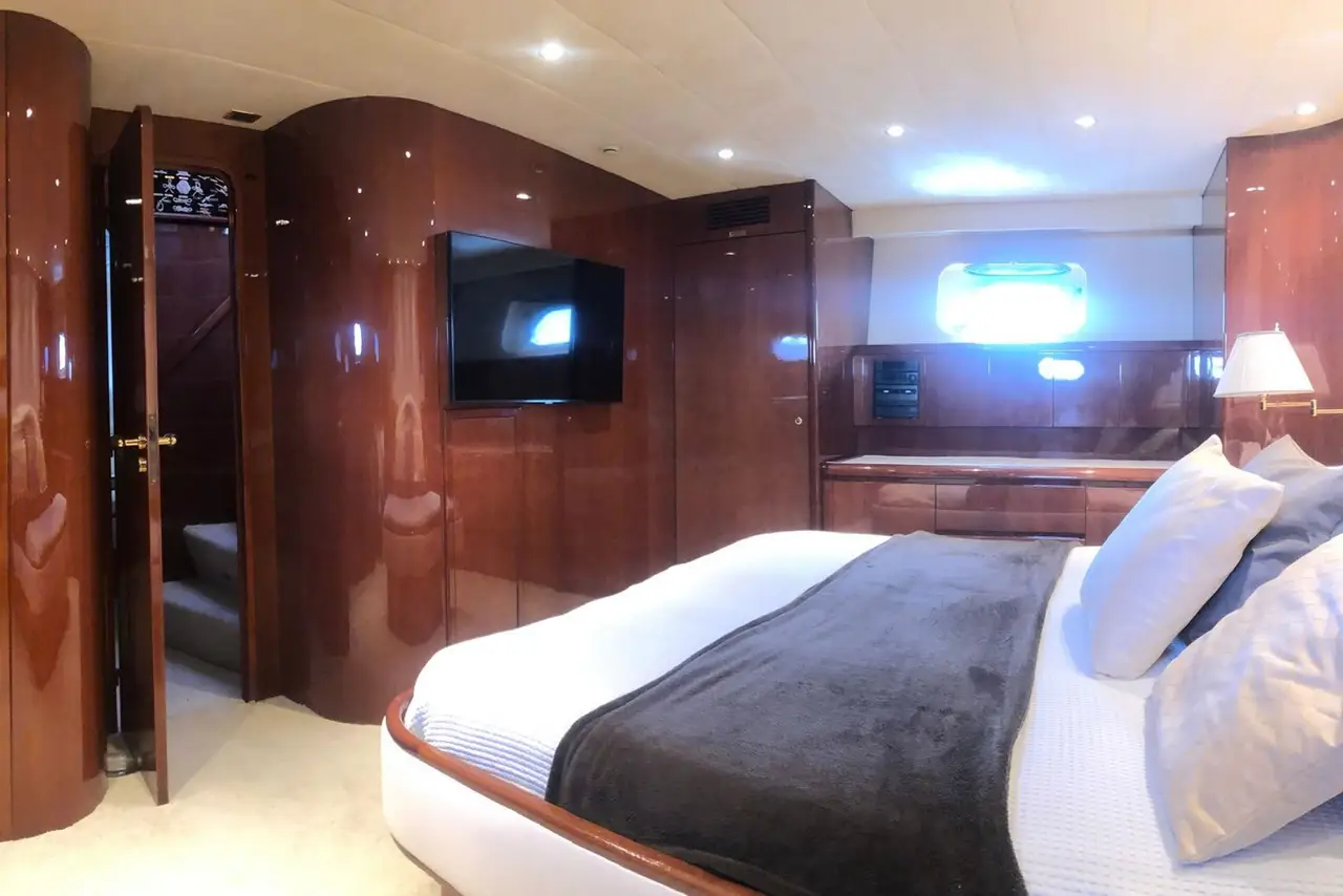 Falcon 80S, cabine principale — Saint Tropez Yacht Rental, Saint-Tropez. Falcon 80S — 24m