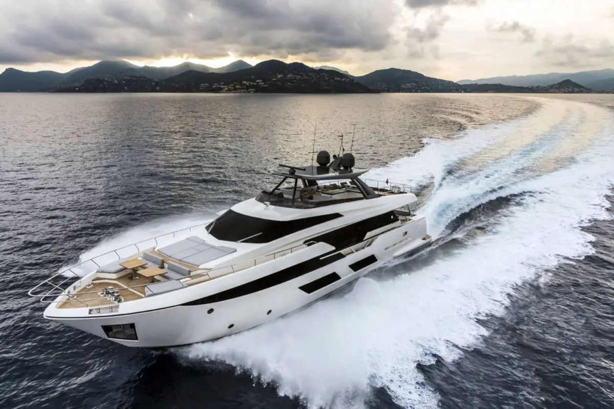 Ferretti 920, extérieur — Saint Tropez Yacht Rental, Saint-Tropez. Ferretti 920 — 28m