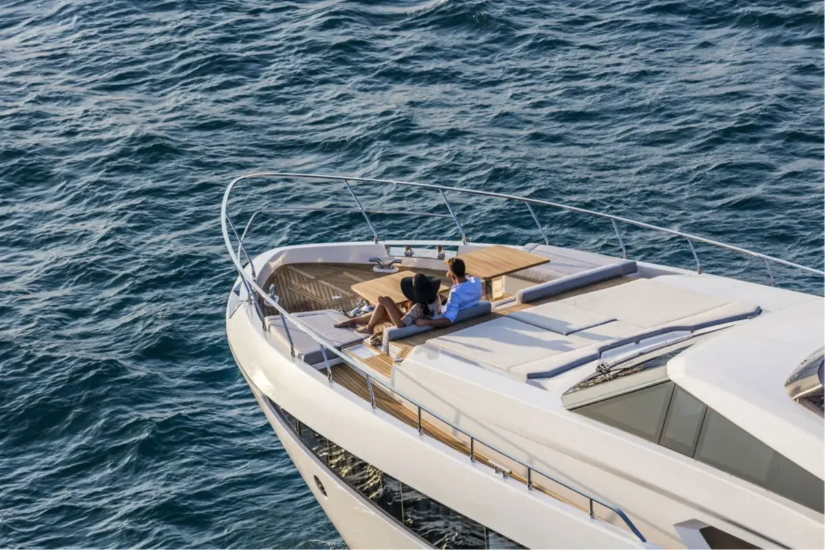 Ferretti 920, pont principal — Saint Tropez Yacht Rental, Saint-Tropez. Ferretti 920 — 28m