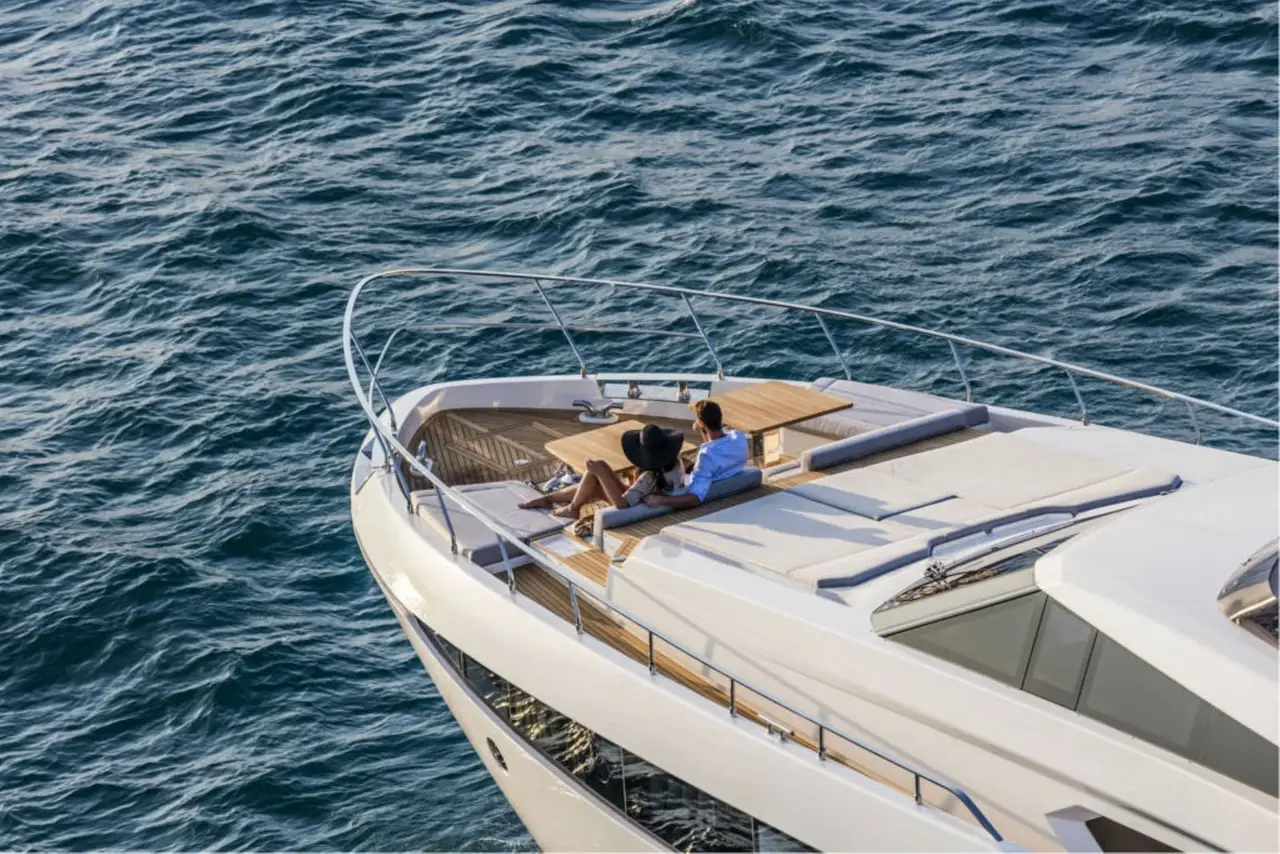 Ferretti 920, pont principal — Saint Tropez Yacht Rental, Saint-Tropez. Ferretti 920 — 28m