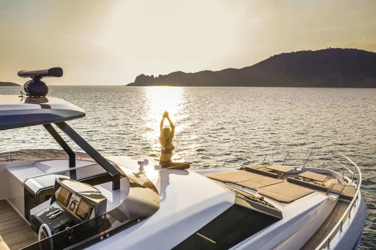 Ferretti 920, pont arrière — Saint Tropez Yacht Rental, Saint-Tropez. Ferretti 920 — 28m
