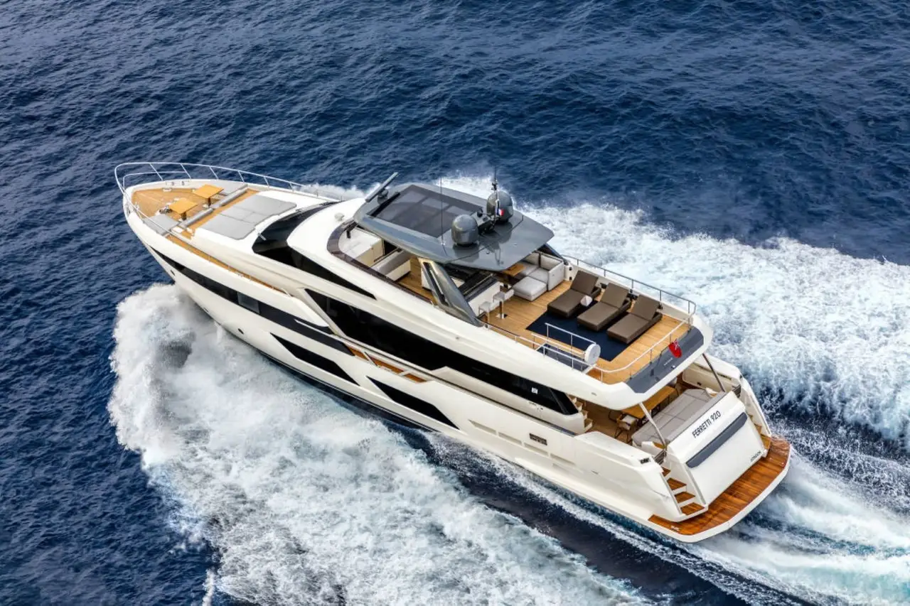 Ferretti 920, cabine principale — Saint Tropez Yacht Rental, Saint-Tropez. Ferretti 920 — 28m