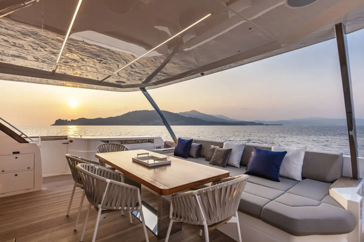 Ferretti 920, flybridge — Saint Tropez Yacht Rental, Saint-Tropez. Ferretti 920 — 28m