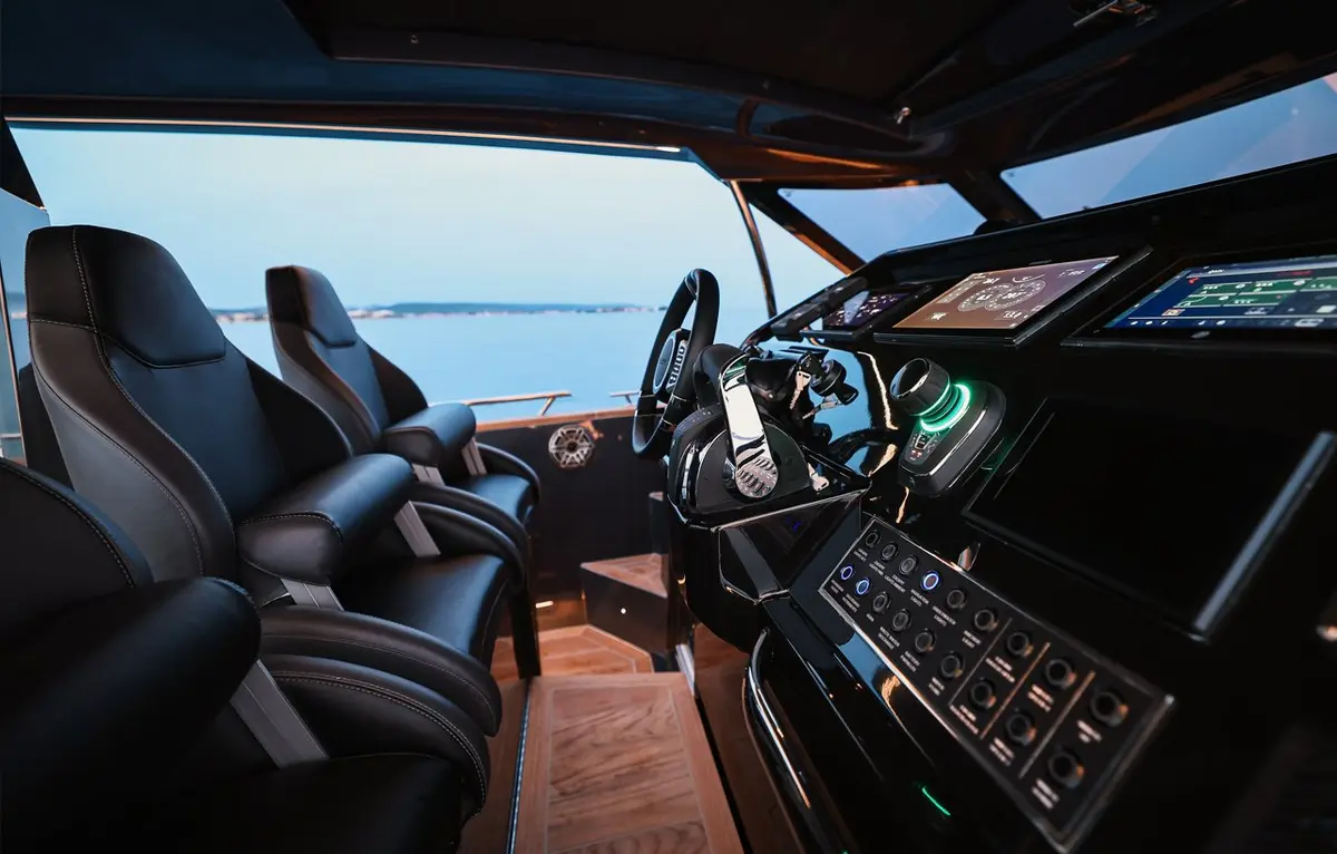 Forza 37, pont arrière — Saint Tropez Yacht Rental, Saint-Tropez. Forza 37 — 20m