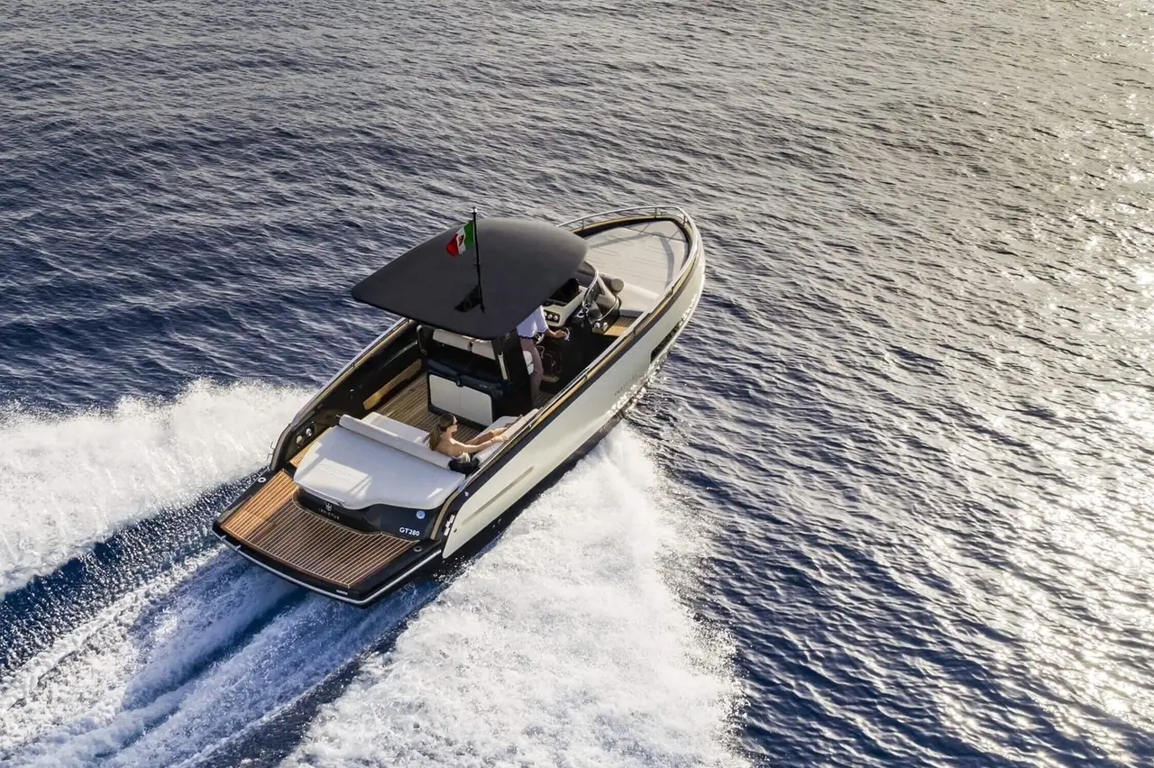 Invictus 280 GT — Saint Tropez Yacht Rental, Saint-Tropez. Invictus 280 GT — 8.9m