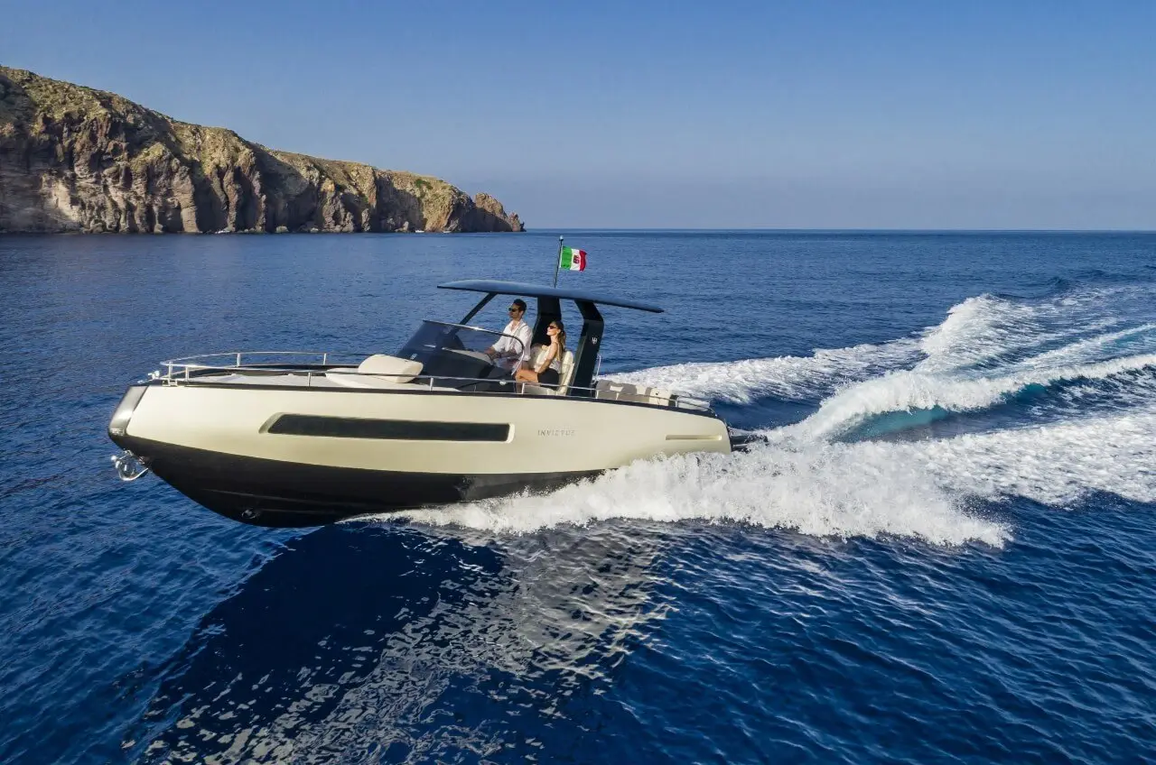 Invictus 280 GT, extérieur — Saint Tropez Yacht Rental, Saint-Tropez. Invictus 280 GT — 8.9m