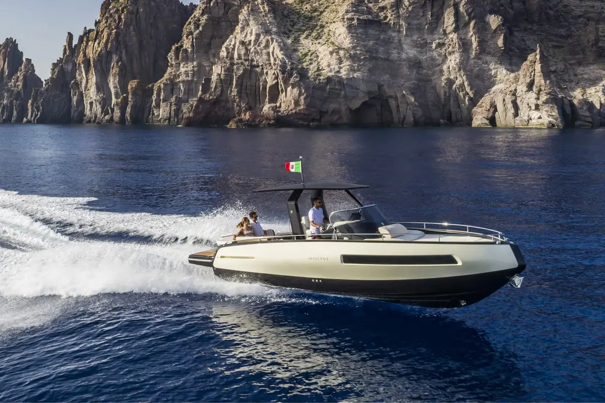 Invictus 280 GT, pont principal — Saint Tropez Yacht Rental, Saint-Tropez. Invictus 280 GT — 8.9m
