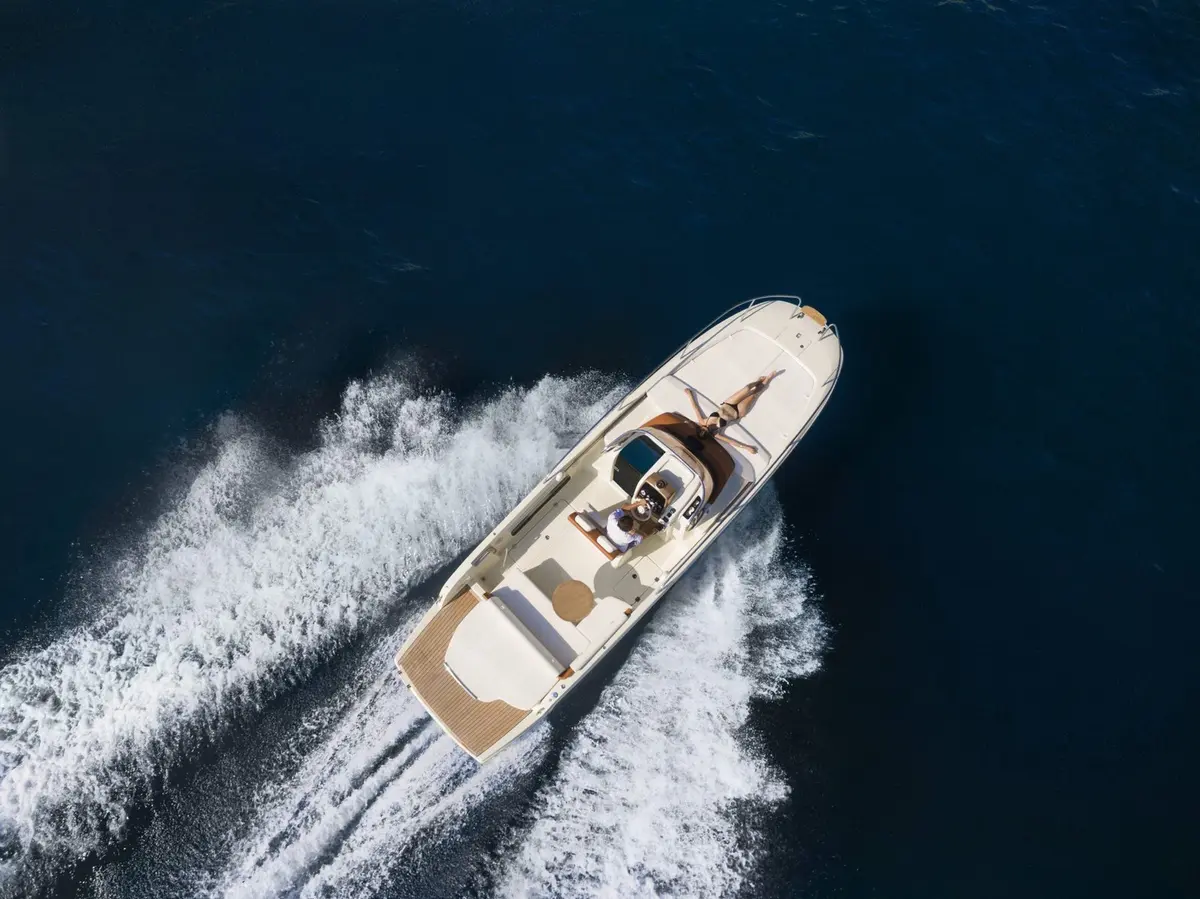 Invictus 280, extérieur — Saint Tropez Yacht Rental, Saint-Tropez. Invictus 280 — 9m