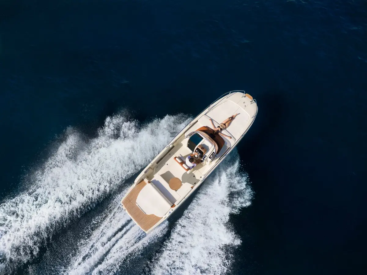 Invictus 280, pont principal — Saint Tropez Yacht Rental, Saint-Tropez. Invictus 280 — 9m
