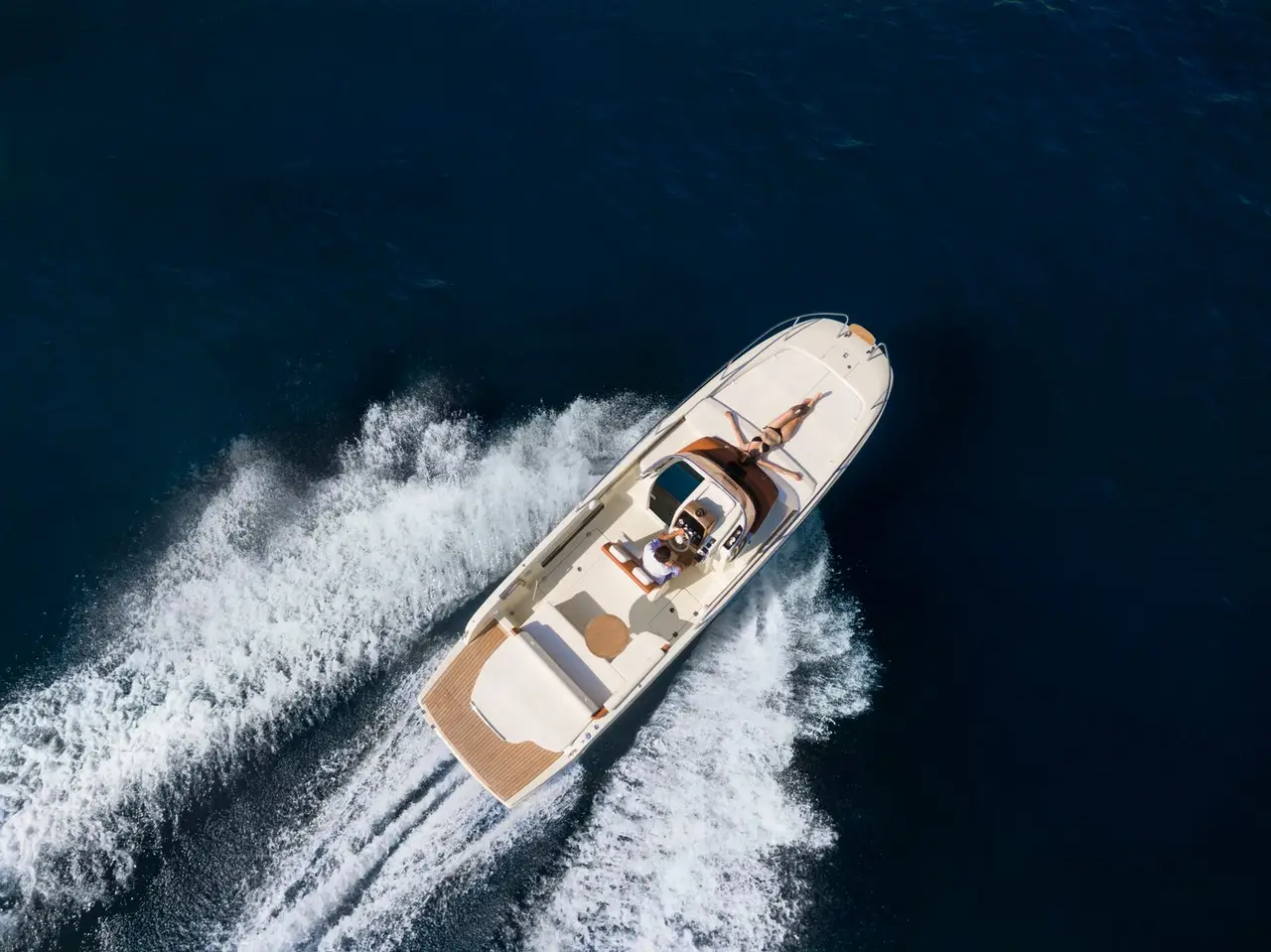 Invictus 280, pont principal — Saint Tropez Yacht Rental, Saint-Tropez. Invictus 280 — 9m